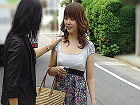 素人ドッキリ企画 見知らぬ男性にナンパ即口説かれるハプニング！旦那はモニター越しに監視、若妻が寝取られ浮気SEX4時間　サンプル画像17